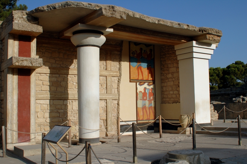VISIT THE PALACE OF KNOSSOS